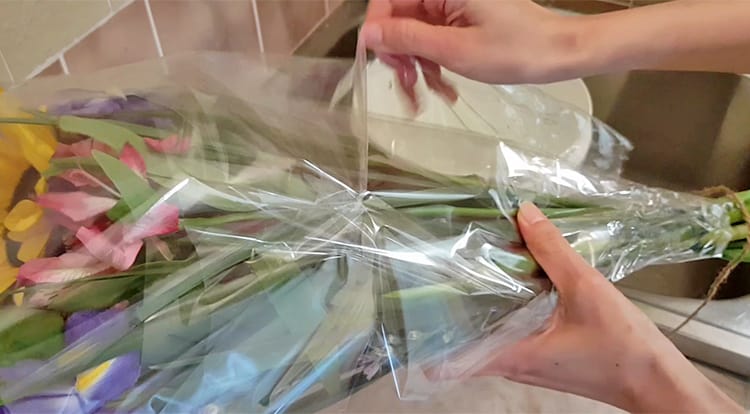 What you should do with a bunch of flowers: 1. Let your flowers get a good drink, remove the outside package materials from the top
