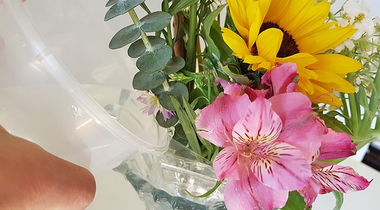 What you should do with a bunch of flowers: 2. Add fresh water every day